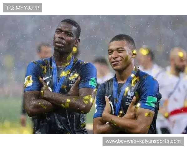 姆巴佩与知名设计师同框，新潮造型引热议