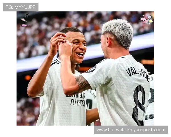 姆巴佩与知名设计师同框，新潮造型引热议