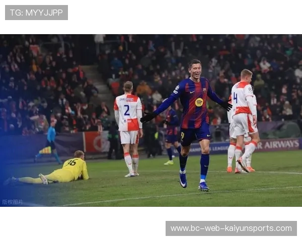 巴萨直塞穿透防线，莱万门前近点补射入网