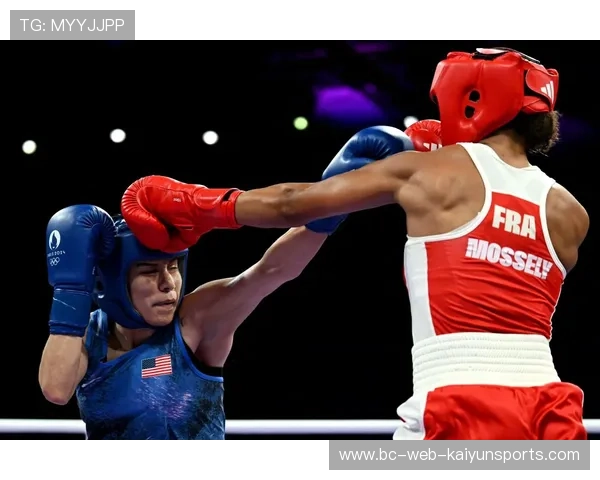 拳击一拳震退对手两米：力量与技巧的完美较量