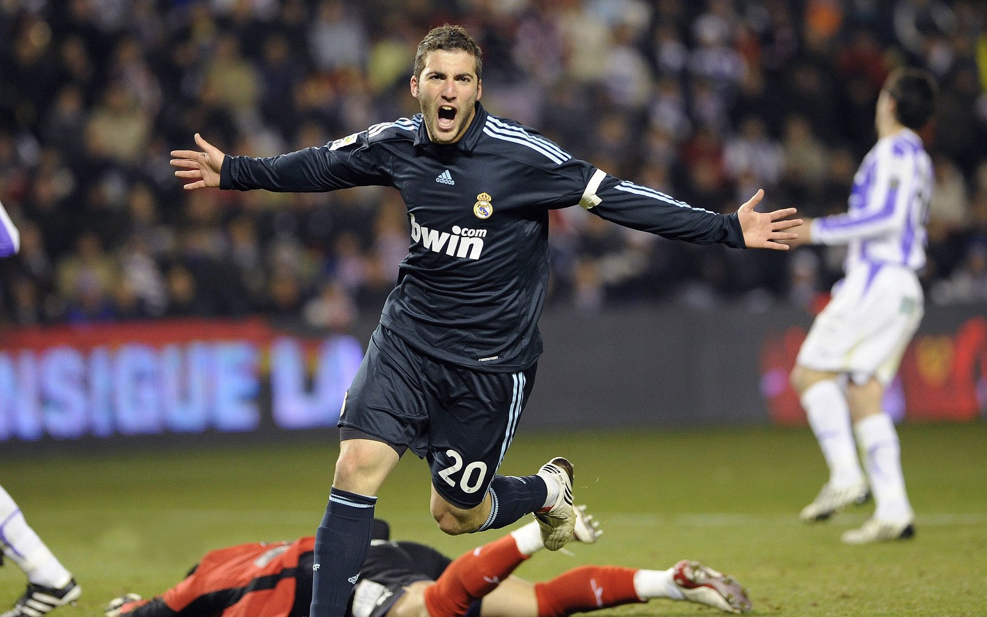 中国马拉松赛南京站 城市赛道吸引大量本地跑者参与，南京的马拉松比赛